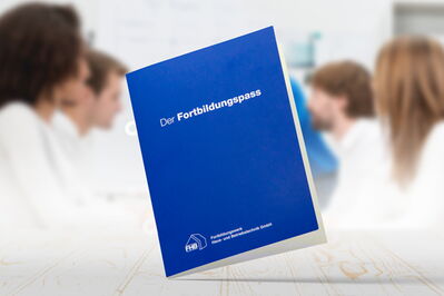 Ein blauer Fortbildungspass mit Text "Der Fortbildungspass" auf einem Tisch, während im Hintergrund mehrere Personen diskutieren.