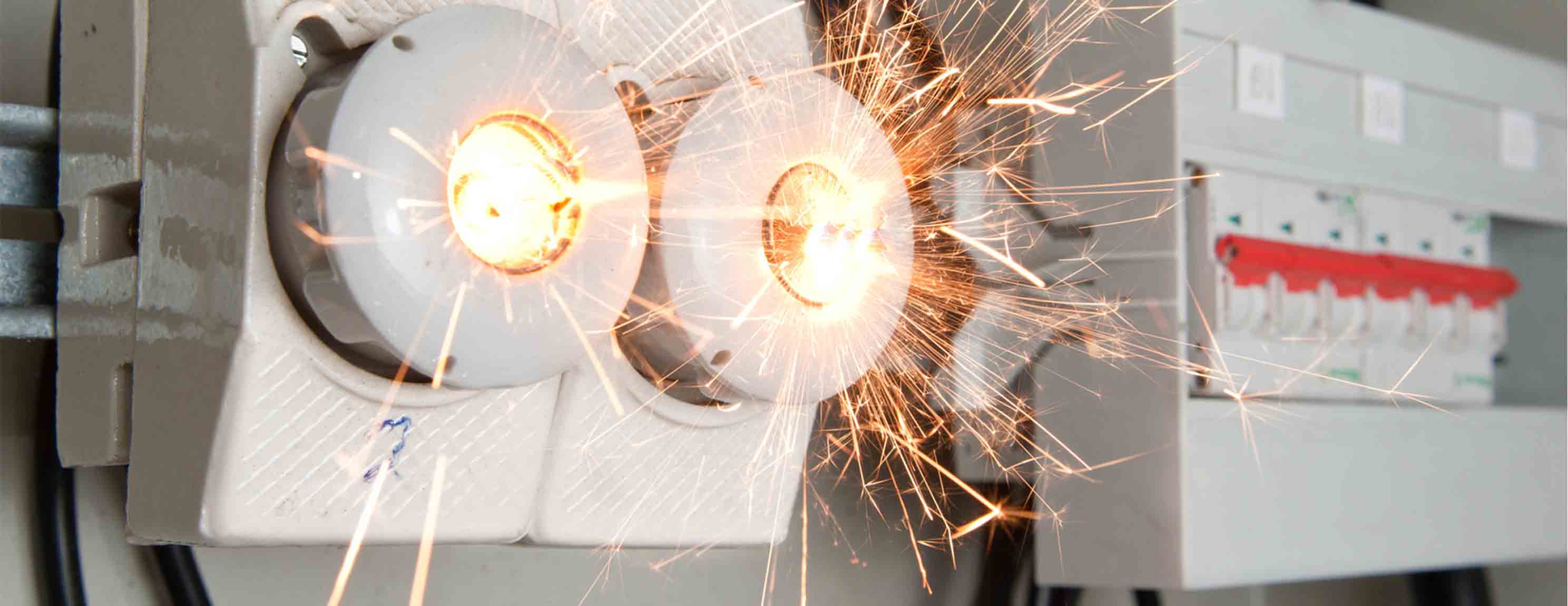 Eine elektrische Sicherung ist durchgebrannt und erzeugt Funken. Kontext: Sie befindet sich in einem Sicherungskasten in einem Gebäude.